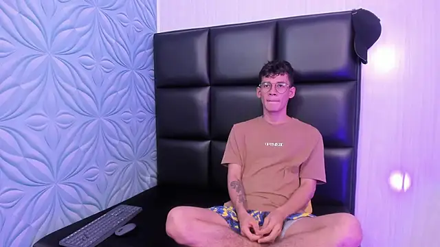 LittleMax23 online show from 10/02/25, 12:01