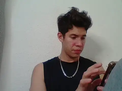 Snapshot of Maxtaylor18 chatting on 10/17/25, 02:04 Maxtaylor18 online show from 10/17/25, 02:04