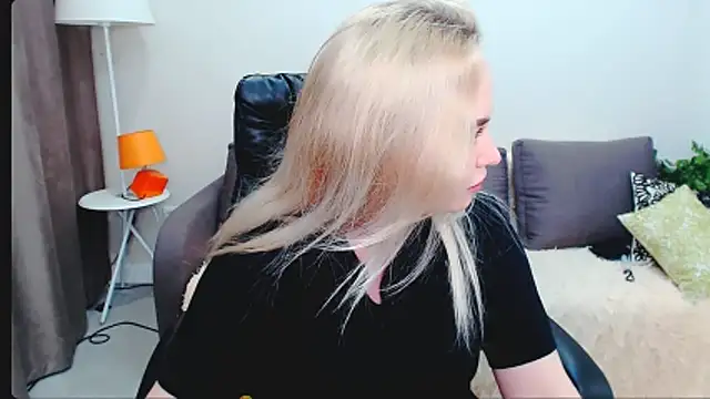 Snapshot of LiluMoon__ chatting on 03/26/26, 04:56 LiluMoon online show from 03/26/26, 04:56