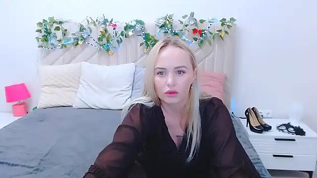 Snapshot of LiluMoon__ chatting on 04/21/26, 04:01 LiluMoon online show from 04/21/26, 04:01