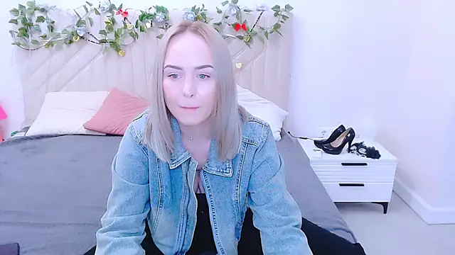 Snapshot of LiluMoon__ chatting on 04/27/26, 11:19 LiluMoon online show from 04/27/26, 11:19