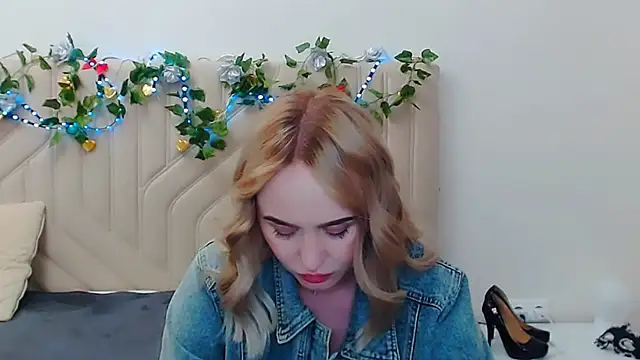 Snapshot of LiluMoon__ chatting on 04/29/26, 04:33 LiluMoon online show from 04/29/26, 04:33