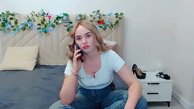 Snapshot of LiluMoon__ chatting on 04/29/26, 05:30 LiluMoon online show from 04/29/26, 05:30