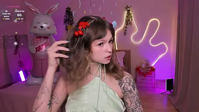 Snapshot of Lisa_Blossom chatting on 04/02/26, 06:11 Lisa Blossom online show from 04/02/26, 06:11