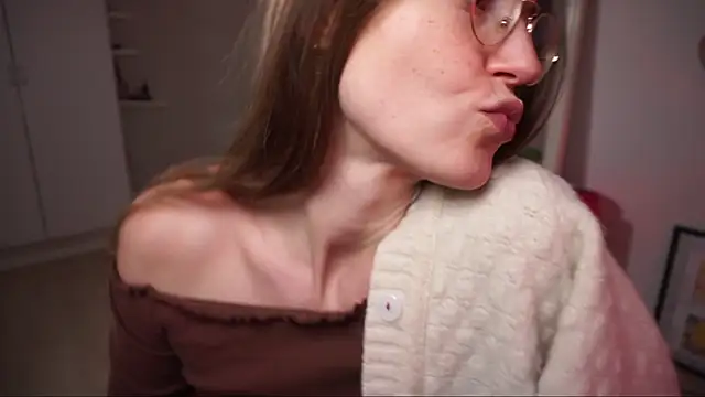 Snapshot of Scorpion_Peach chatting on 12/21/25, 12:34 Scorpion Peach online show from 12/21/25, 12:34