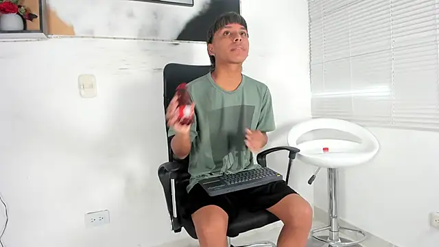 tyler twink boy online show from 09/27/25, 01:05