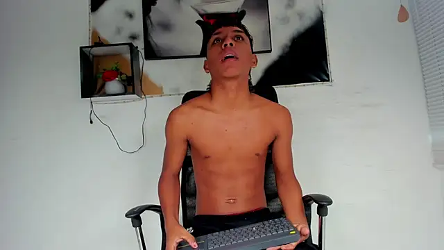 tyler twink boy online show from 11/10/25, 12:37