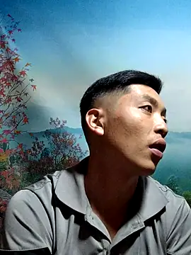 Snapshot of LuPhungg chatting on 10/23/25, 10:47 LuPhungg online show from 10/23/25, 10:47