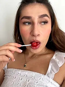 Isa Villamarin online show from 09/23/25, 02:42