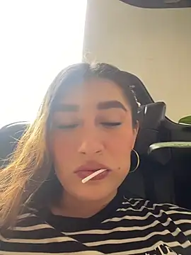 Isa Villamarin online show from 10/17/25, 03:14