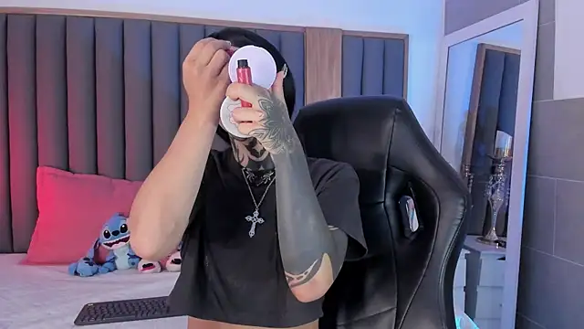 misstomie  online show from 11/28/25, 03:47