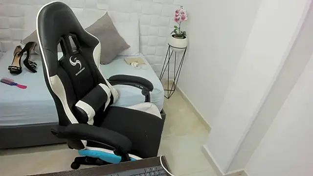 Snapshot of yulitza1025 chatting on 10/20/25, 12:16 yulitza1025 online show from 10/20/25, 12:16