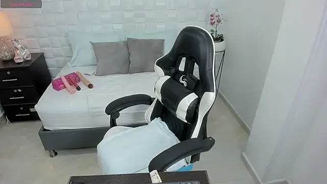 Snapshot of yulitza1025 chatting on 10/21/25, 01:12 yulitza1025 online show from 10/21/25, 01:12