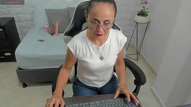 Snapshot of yulitza1025 chatting on 11/27/25, 11:56 yulitza1025 online show from 11/27/25, 11:56