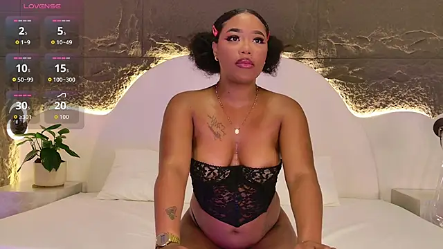 Nahomi Rivera online show from 12/15/25, 12:31