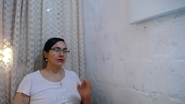 Snapshot of gabbyparker_ chatting on 09/25/25, 02:21 gabbyparker online show from 09/25/25, 02:21