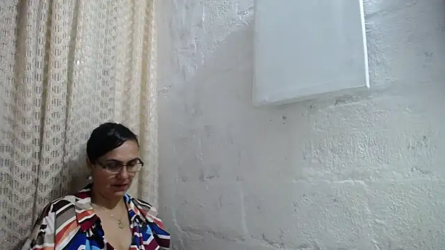 Snapshot of gabbyparker_ chatting on 10/18/25, 10:27 gabbyparker online show from 10/18/25, 10:27