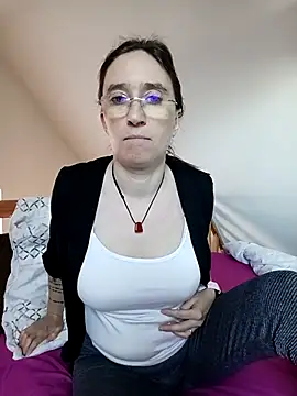 Snapshot of Sophierob1 chatting on 04/14/26, 07:03 Sophierob1 online show from 04/14/26, 07:03