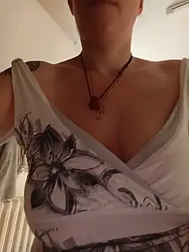 Snapshot of Sophierob1 chatting on 06/17/26, 06:49 Sophierob1 online show from 06/17/26, 06:49