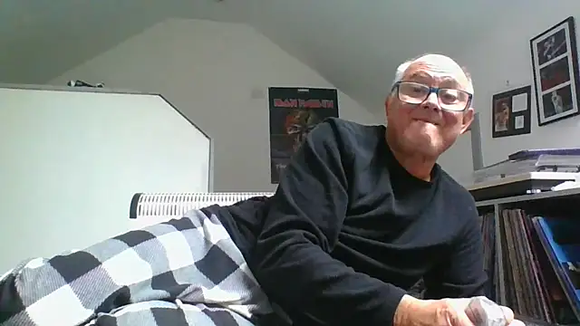 Snapshot of naughtygrandad1 chatting on 09/17/25, 10:06 naughtygrandad1 online show from 09/17/25, 10:06