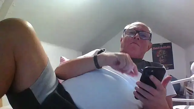 Snapshot of naughtygrandad1 chatting on 09/30/25, 06:35 naughtygrandad1 online show from 09/30/25, 06:35