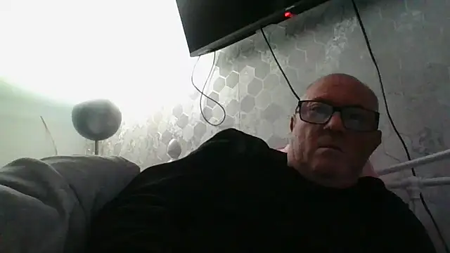 Snapshot of naughtygrandad1 chatting on 10/24/25, 06:43 naughtygrandad1 online show from 10/24/25, 06:43