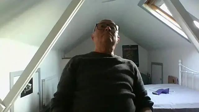 Snapshot of naughtygrandad1 chatting on 11/04/25, 03:22 naughtygrandad1 online show from 11/04/25, 03:22