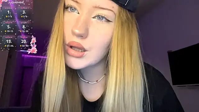 Snapshot of PandaFluff chatting on 04/17/26, 05:49 PandaFluff online show from 04/17/26, 05:49