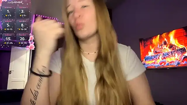 Snapshot of PandaFluff chatting on 04/18/26, 09:37 PandaFluff online show from 04/18/26, 09:37