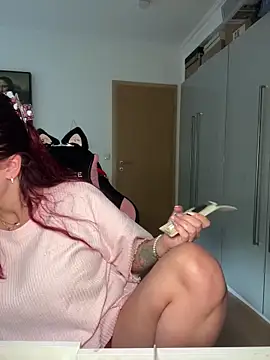 Snapshot of OliviaaFischer chatting on 04/19/26, 02:27 OliviaaFischer online show from 04/19/26, 02:27
