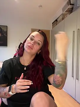 Snapshot of OliviaaFischer chatting on 04/21/26, 06:12 OliviaaFischer online show from 04/21/26, 06:12