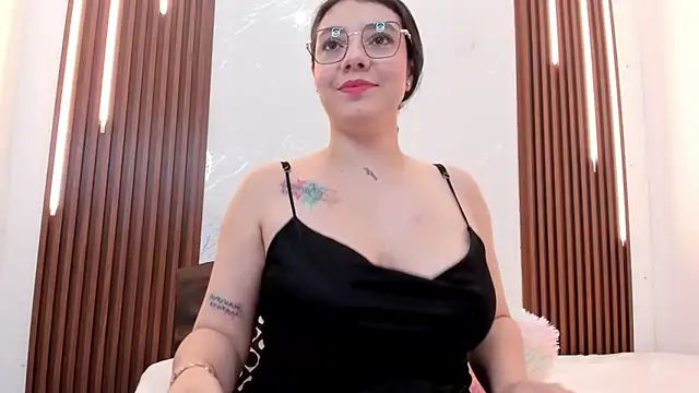 CarolinaMejia online show from 12/03/25, 04:05