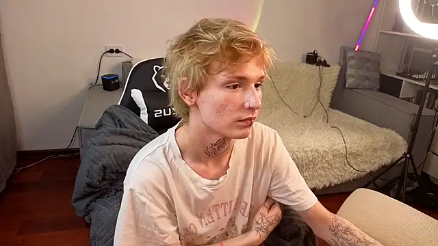 Snapshot of Your_avatar chatting on 09/14/25, 02:11 Your avatar online show from 09/14/25, 02:11