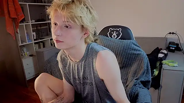 Snapshot of Your_avatar chatting on 10/10/25, 12:59 Your avatar online show from 10/10/25, 12:59