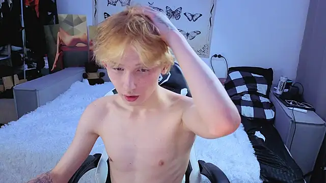 Snapshot of Your_avatar chatting on 11/11/25, 07:58 Your avatar online show from 11/11/25, 07:58