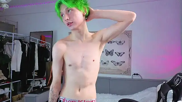 Snapshot of Your_avatar chatting on 11/17/25, 09:42 Your avatar online show from 11/17/25, 09:42