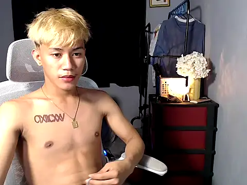 naughtyboyloy 0 online show from 12/15/25, 02:32