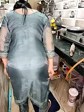 PRIYA 22 online show from 11/16/25, 06:13