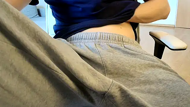Snapshot of Breezydicksn chatting on 05/06/26, 02:44 Breezydicksn online show from 05/06/26, 02:44