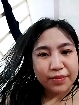 Snapshot of Minn-cute chatting on 05/16/26, 02:41 Minn-cute online show from 05/16/26, 02:41