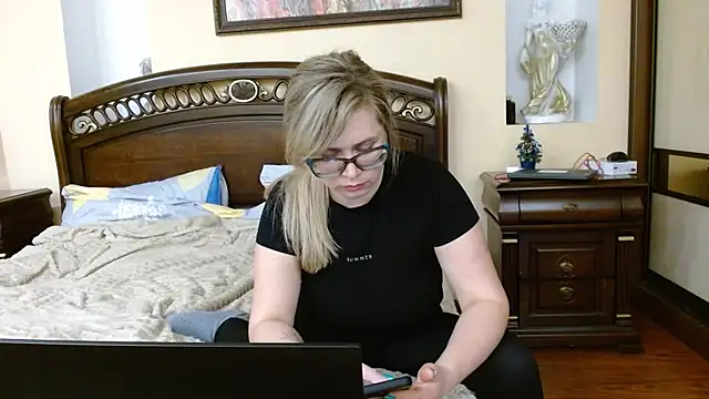 Snapshot of Crystal00Girl chatting on 01/05/26, 08:23 Crystal00Girl online show from 01/05/26, 08:23