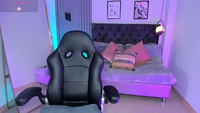 Snapshot of dreamleah_ chatting on 10/18/25, 04:59 dreamleah  online show from 10/18/25, 04:59