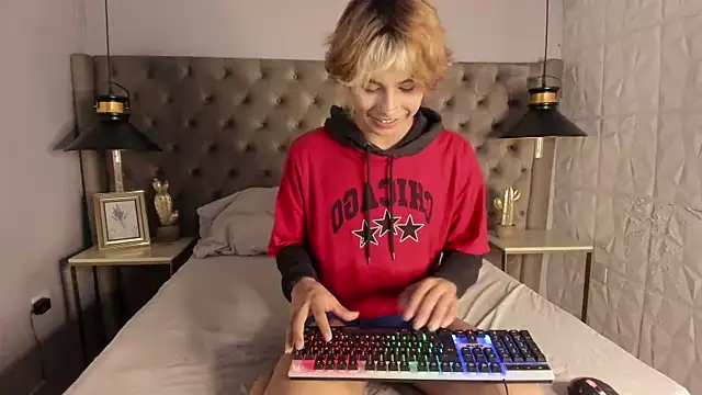 OliIverr22 online show from 09/19/25, 02:18