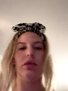 Snapshot of Chloemillerrxx chatting on 09/16/25, 12:22 Chloemillerrxx online show from 09/16/25, 12:22