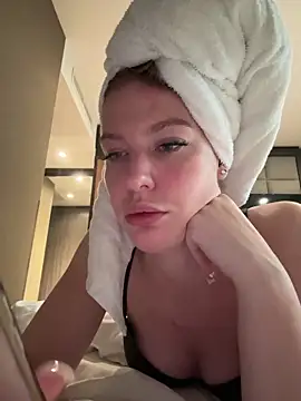 Snapshot of Chloemillerrxx chatting on 11/27/25, 12:40 Chloemillerrxx online show from 11/27/25, 12:40