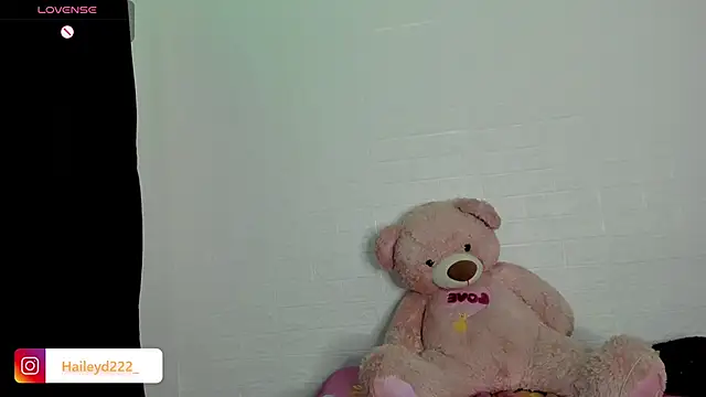 Snapshot of HaileyDuke chatting on 04/28/26, 02:27 HaileyDuke online show from 04/28/26, 02:27