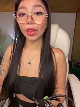 Snapshot of Maddy_Piink chatting on 11/16/25, 10:37 Maddy Piink online show from 11/16/25, 10:37