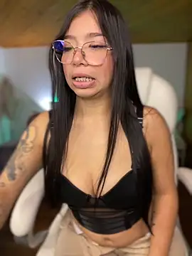 Snapshot of Maddy_Piink chatting on 11/18/25, 08:24 Maddy Piink online show from 11/18/25, 08:24