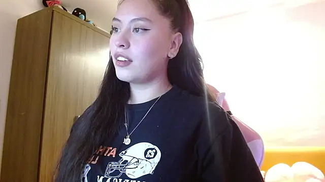 Snapshot of madissooon__ chatting on 11/19/25, 04:12 madissooon online show from 11/19/25, 04:12