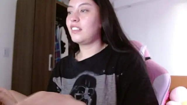 Snapshot of madissooon__ chatting on 11/21/25, 07:23 madissooon online show from 11/21/25, 07:23